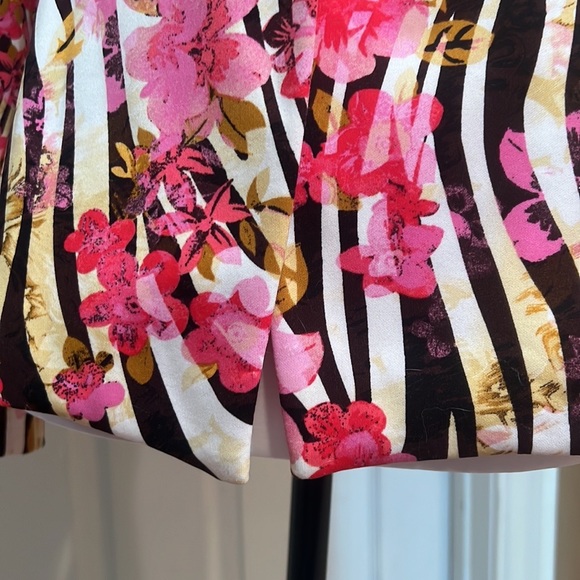 Beautiful print jacket. - Picture 3 of 6